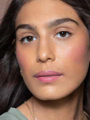 Texture beurrée ILIA Multi-Stick fond rapidement sur la peau.
