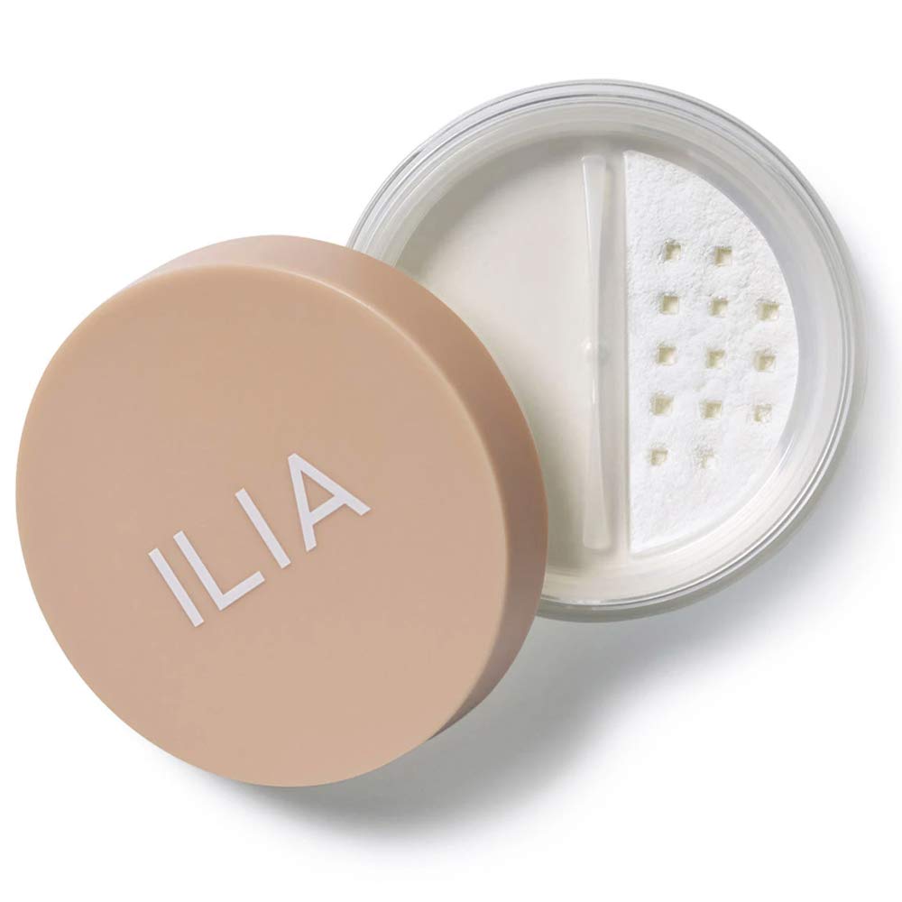 ILIA Poudre libre à effet flou translucide sur l’emballage, fini subtil et naturel.