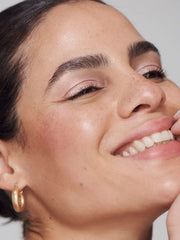 La formule à base d’eau ILIA respecte la peau sensible autour des yeux.
