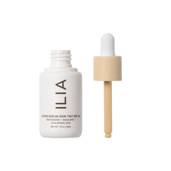 Pompe du ILIA Serum Teint SPF40 illustrant application fluide.