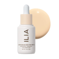 ILIA Super Serum Teinté dans bouteille pompe, hydratation légère adaptée au teint quotidien.