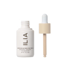 Texture luisante d'ILIA pour hydratation subtile et fini naturel.