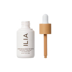 Texture lumineuse du ILIA teint, application sur peau.