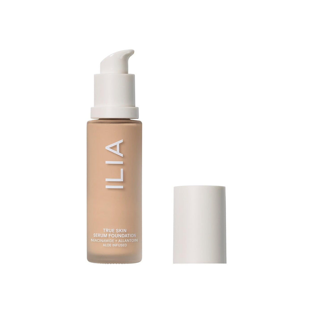 ILIA True Skin Serum Foundation, bouteille élégante et pratique pour l'application quotidienne.