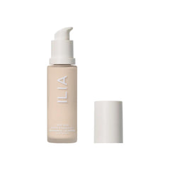 ILIA True Skin Serum Foundation — bouteille élégante pour une application précise et légère.