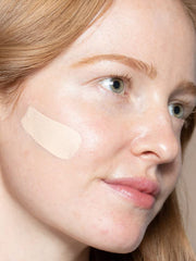 Échantillon ILIA True Skin Serum Foundation offrant une couvrance moyenne naturelle.