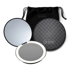 Miroir compact LED Ilios Lighting noir avec 1x et 10x, idéal pour retouches précises en voyage.