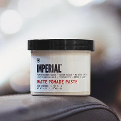Finition mate naturelle du Imperial Barber Matte Pomade Paste pour des looks propres et sans brillance.