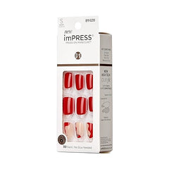 Détail des ongles imPRESS avec finition rouge lisse et naturelle.