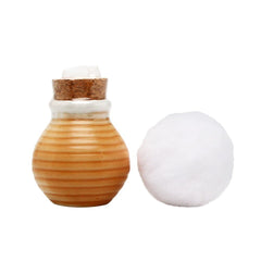 Le bronzer original Indian Earth dans le pot avec pouf applicateur pour un éclat naturel polyvalent.
