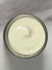 Application quotidienne Indian Meadow Herbals sur le visage pour une peau confortable.