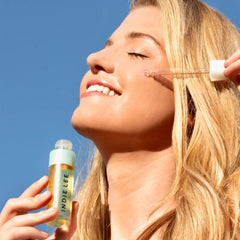 Indie Lee Botanical Boosting Oil, vitamine E pour protéger la peau et l’éclat.