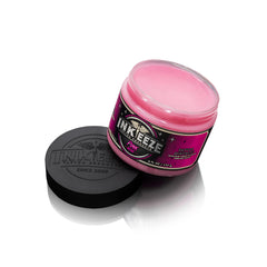 Texture crémeuse INK-EEZE Pink sur peau tatouée facilitant le glissement