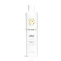 Bouteille INNERSENSE de bain clarité naturelle, soin doux et hypoallergénique pour cheveux et cuir chevelu sensibles.