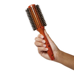 Ion brosse ronde grand modèle, cheveux épais et boucles définies.