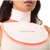 iRestore Illumina masque LED sur le cou et décolleté en premier plan, soin ciblé à domicile