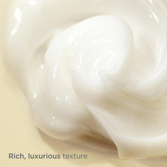 Application nocturne avec Isdinceutics Age Contour, peau reposée au réveil.