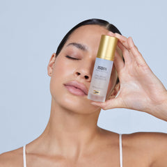 Texture gel-eau du concentré hyaluronique éclairant la peau propre.