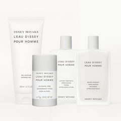 Issey Miyake L'Eau d'Issey Pour Homme, notes santal boisées pour chaleur et caractère.