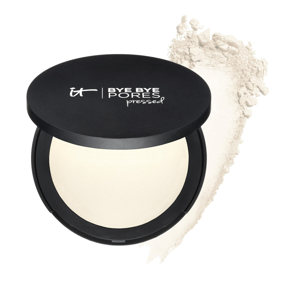 Poudre pressée Bye Bye Pores d’IT Cosmetics dans un compact, fini léger et naturel.