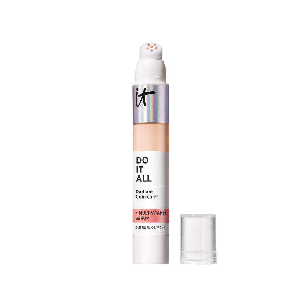 IT Cosmetics Do It All Radiant Concealer avec un embout doux pour une application précise.