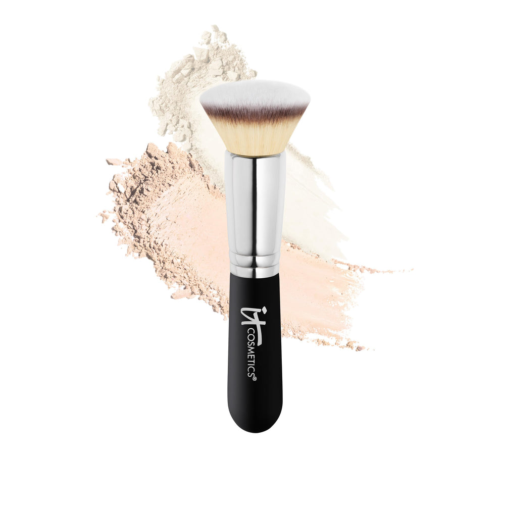 Pinceau IT Cosmetics fond de teint flat top numéro 6 pour une application homogène