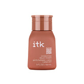Flacon ITK Toner Lait Hydratant, prêt à hydrater la peau.