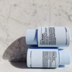 Texure soyeuse visible sur le flacon, signe d’hydratation légère.