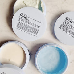 Application sur cheveux humides avec J Beverly Hills Blue Souvage pour une séparation naturelle.