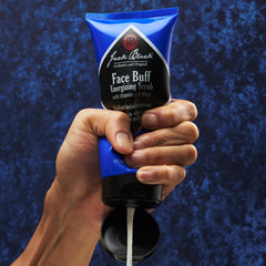 Face Buff Energizing Scrub, massage visage pour exfolier en douceur.