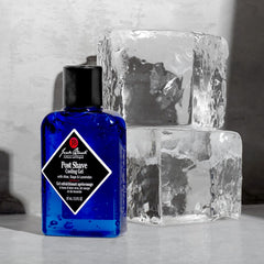 Application du Gel Après-Rasage Jack Black pour calmer l'irritation