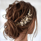 Coiffe Jakawin argent et perles pour un look nuptial élégant.