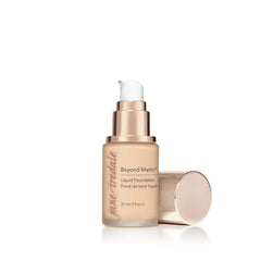 Jane Iredale Beyond Matte, fini semi-matte naturel prêt pour les photos.