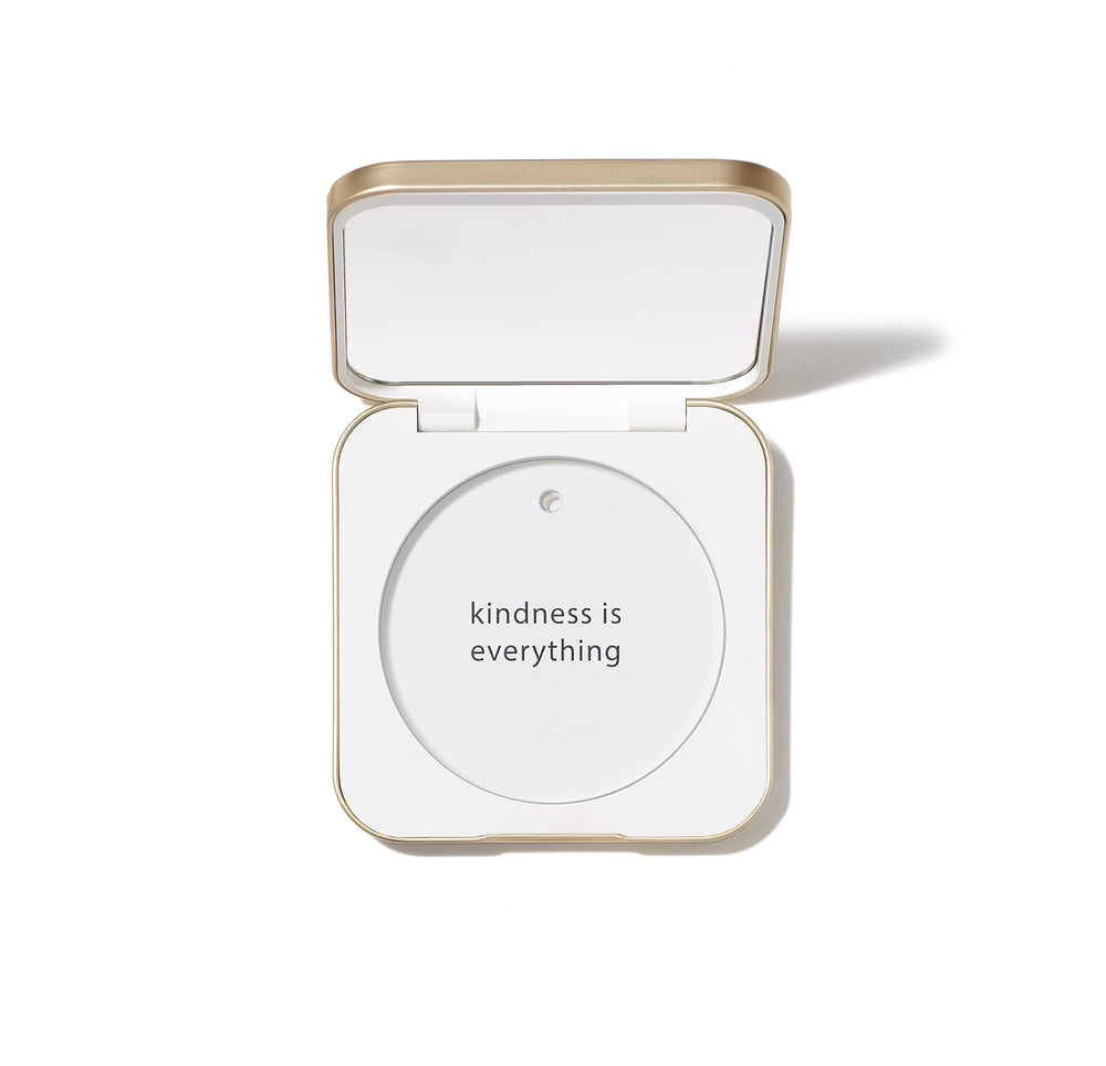 Jane Iredale Compact Rechargeable avec coque aluminium protège la poudre lors de vos déplacements.