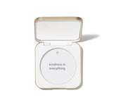 Jane Iredale Compact Rechargeable avec coque aluminium protège la poudre lors de vos déplacements.