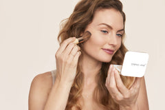 Jane Iredale PurePressed Base contient des antioxydants pour protéger la peau.