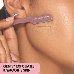 Utilisation sur le visage du JAPONESQUE Dermaplaner avec exfoliation douce