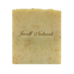 Mousse généreuse du savon Jewett Naturals pendant l’utilisation