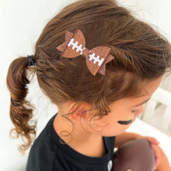 Barrette football paillettes argentées de JISSOO, idéale pour les occasions spéciales.