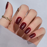 Ongles à poser Jofay Fashion en rouge vin avec rendu naturel.