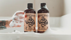 Johnny Slicks Shampoo mousse riche pour nettoyer sans agresser le cuir chevelu.