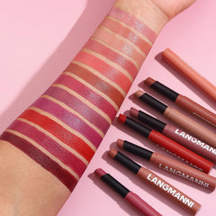 Rouge à lèvres matte vegan Jolilab: texture veloutée et longue tenue.