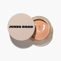 Jones Road What The Foundation Beige, texture-crème: application au doigt facile et uniforme.