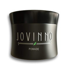 Jovinno Pomade appliquée sur cheveux pour une application facile et coiffure soignée