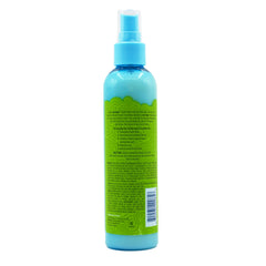 Just For Me Curl Peace 5-en-1 Spray en action sur l’application pour boucles définies.
