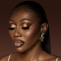 Juvia's Place Coffee Shop Lip Gloss Chocolate Drip – fini verre et effet repulpant léger.