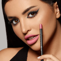 K7L contour levres rose vegan imperméable swatch sur peau