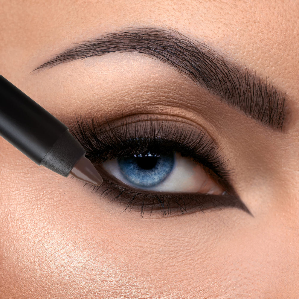 K7L Eyeliner brun foncé – applicateur doux pour une application précise.