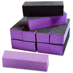 Tampon Karlash violet et noir prêt pour le polissage des ongles.