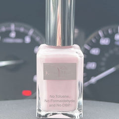 Teinte May Blossoms Karma Organic, rose délicat pour une manucure chic.